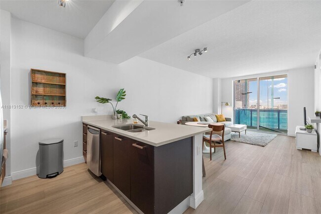 Foto del edificio - 333 NE 24th St