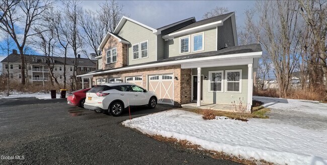 Foto del edificio - 745 Watervliet Shaker Rd