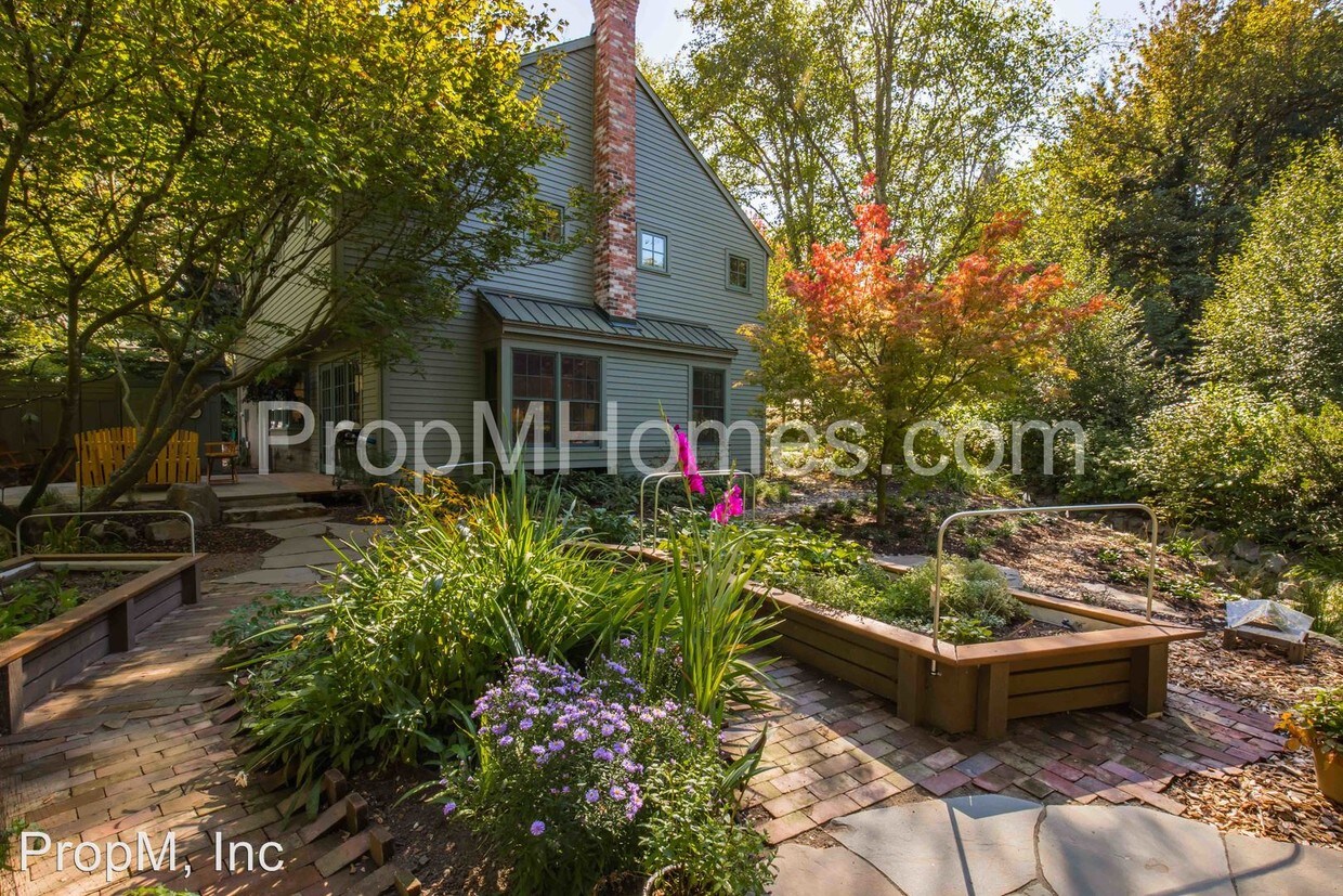 Primary Photo - 3847 Mapleton Dr