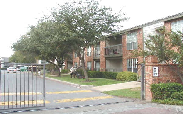 Building Photo - Cimarron Court