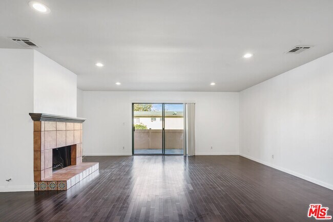 Foto del edificio - 4365 McLaughlin Ave