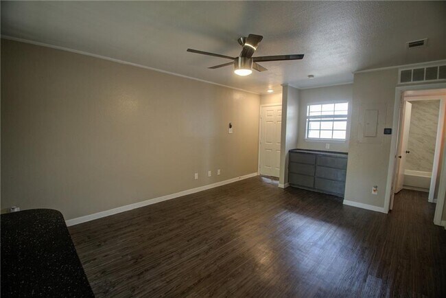 Foto del edificio - 1510 W N Loop Blvd