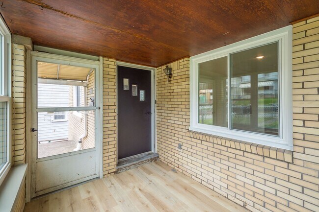 Building Photo - AVAILABLE AUGUST 1ST!! DON'T MISS THIS 3 B...