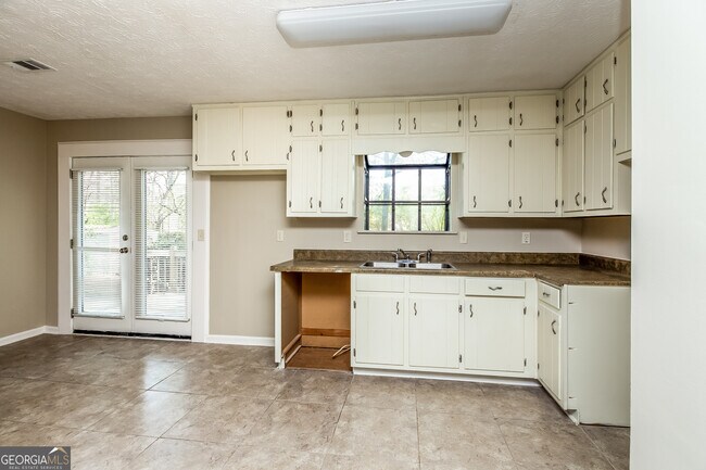 Building Photo - 623 Lakeridge Cir SE