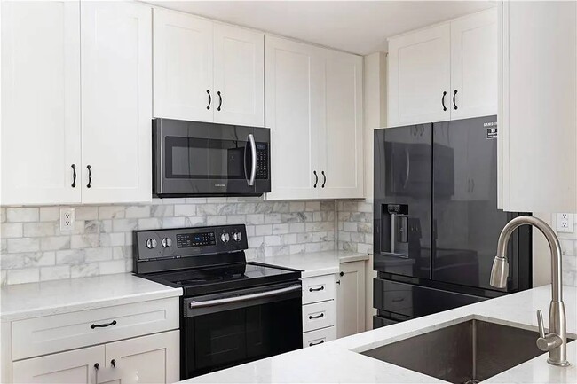Building Photo - Queen's Surf Condos