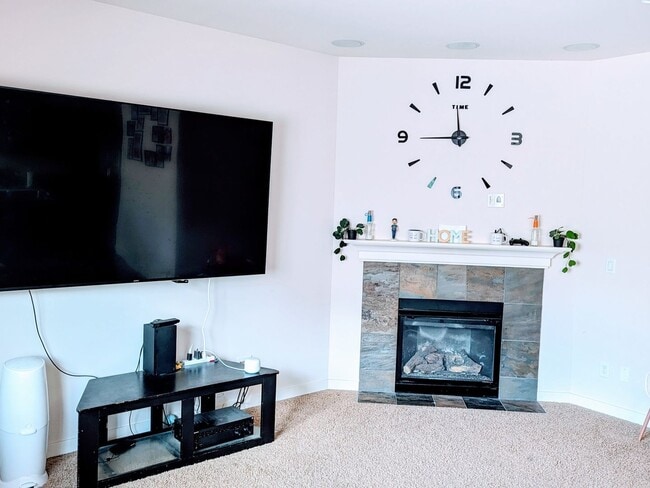 Building Photo - 3 Bedroom 2.5 Bath Single Family Home clos...