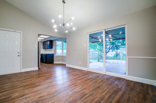 Foto del edificio - 2608 Driftwood Dr