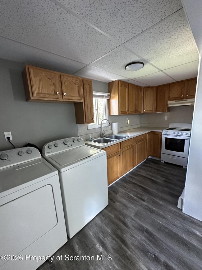 Building Photo - 148 Monroe St