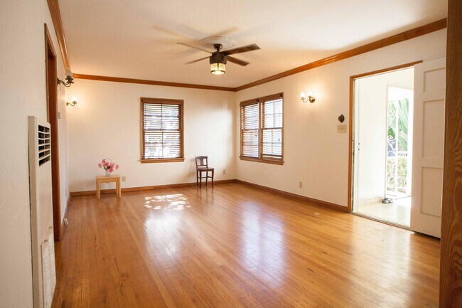 Classic ambiance with hardwood floors - 4113 Perlita Ave