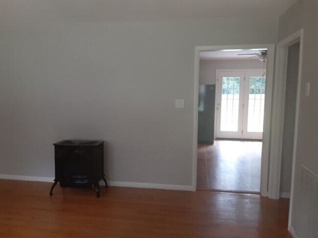 Foto del edificio - Hard to Find Rancher in Oak Ridge with 2 car garage