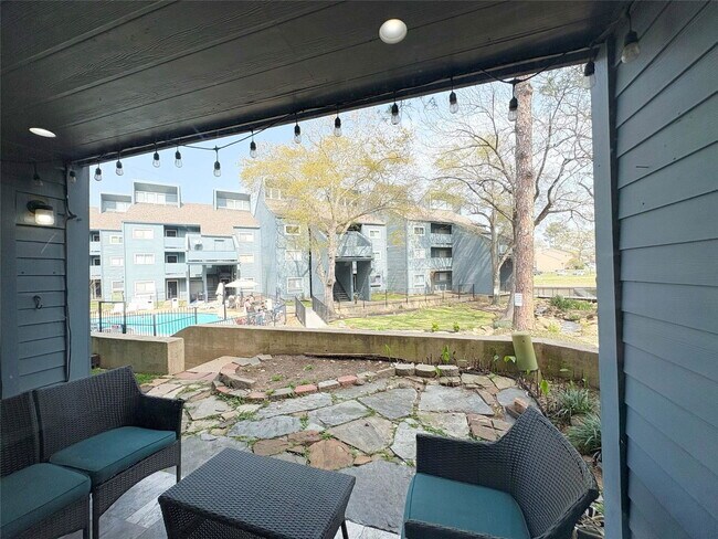 Foto del edificio - 12500 Melville Dr