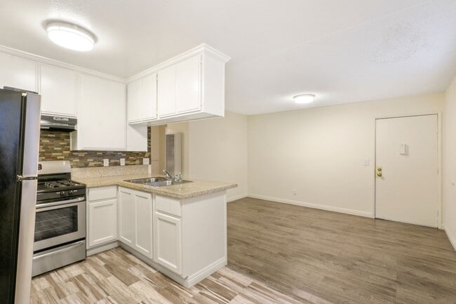 Building Photo - 2 Bed / 1 Bath Bright Apartment with Parking in Echo Park - 1 Block From Echo Park Lake!