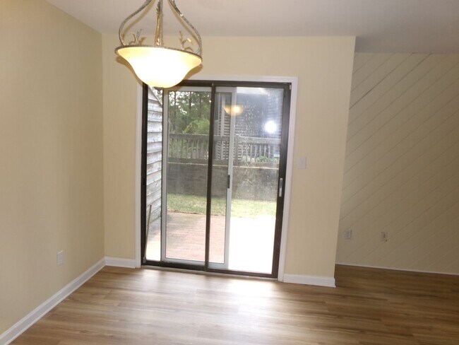Building Photo - Tow level living