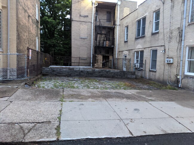 Estacionamiento fuera de la calle para 3 autos (costo adicional) - 310 Semple St