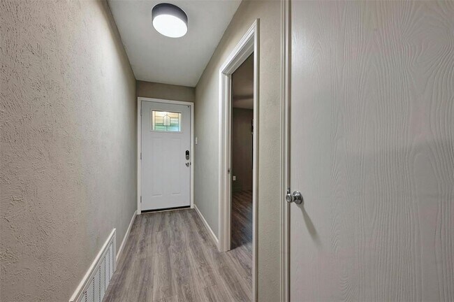Building Photo - 7202 Barnsdale Way