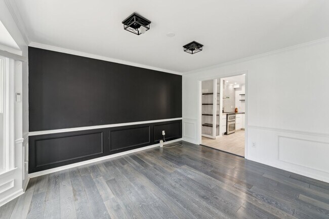 Building Photo - Charming 4 bedroom 3 bathroomSingle-Family...