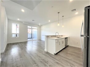 Building Photo - 302 Broadway
