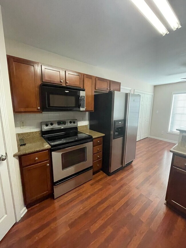 Building Photo - 3 Bedroom 2 Bathroom with a Bonus! No Pets