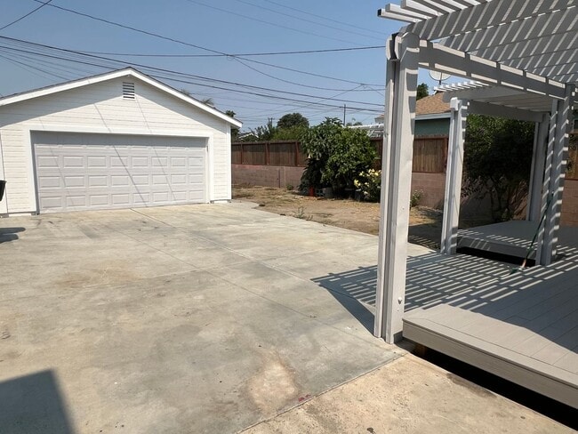 Building Photo - Completely Remodeled 2 Bed 1 Bath Charming...