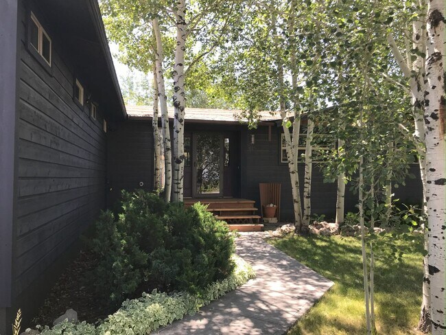 Foto del edificio - Victor 3 Bedroom 2 Bath with Large Yard and Garage- Unfurnished