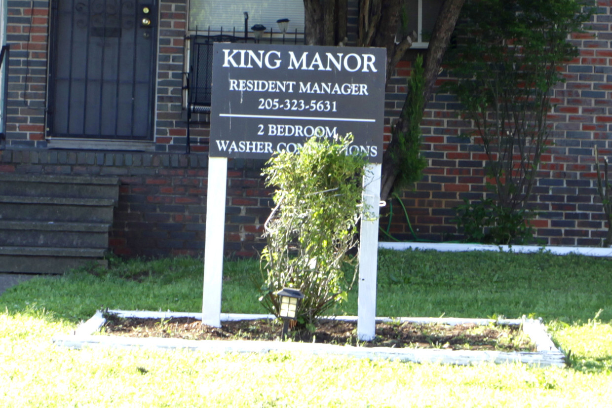 Entrance - King Manor Apartments