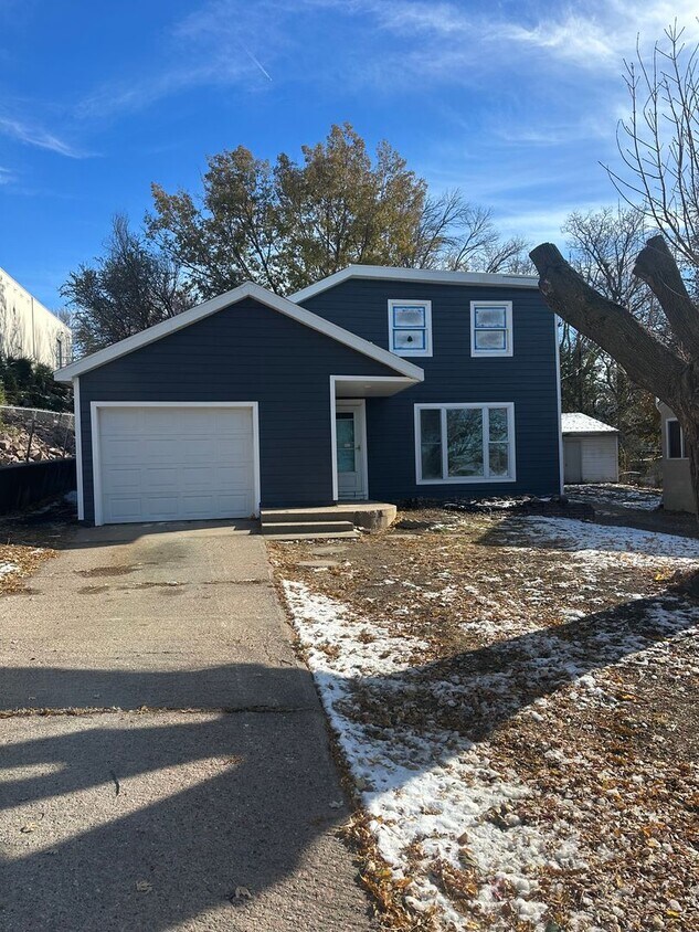 Foto principal - Coming Soon! 3 bedroom 1 bath