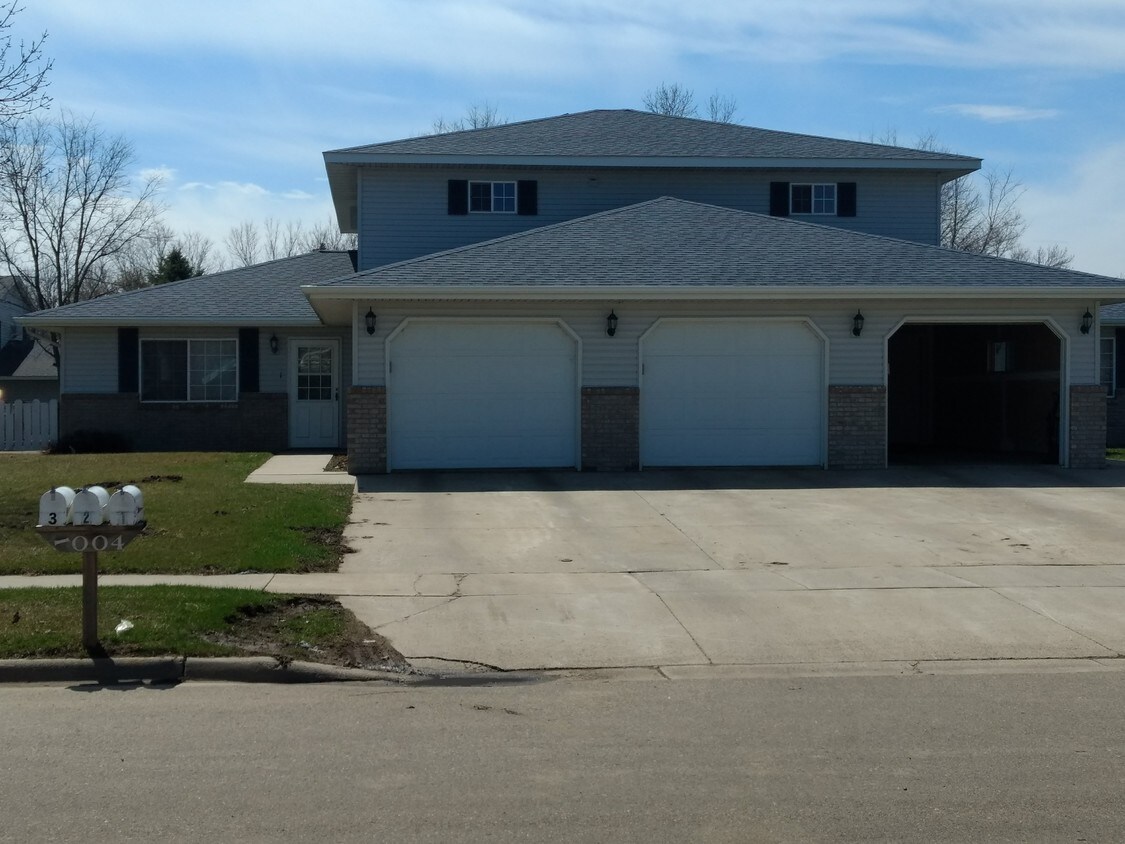Primary Photo - 1004 Dano Cir