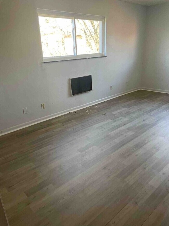 Building Photo - Spacious 2 bed one bath