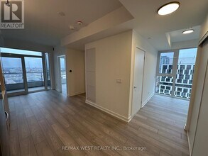 Building Photo - 1007 The Queensway