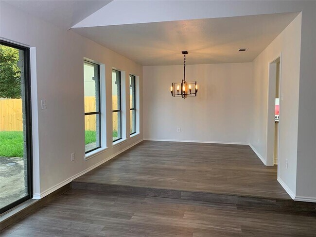 Foto del edificio - 610 Woodlake Cir