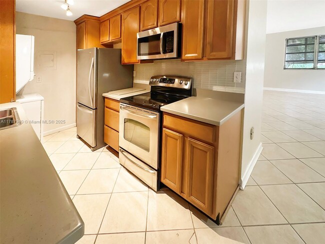 Building Photo - 9454 SW 77th Ave