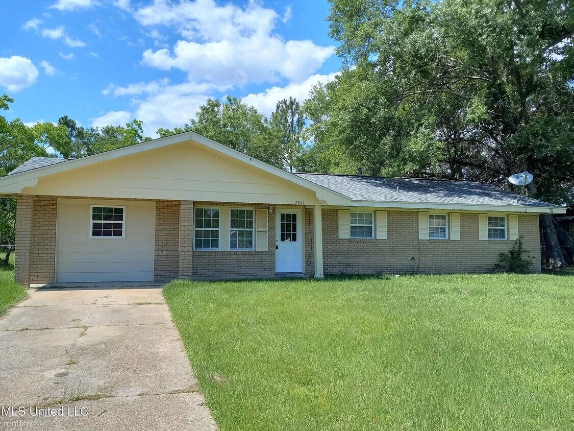 3 br, 1.5 bath House 2541 W David Dr House Rental in Gulfport, MS