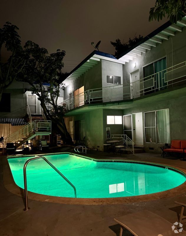 Building Photo - 941 N San Vicente Blvd