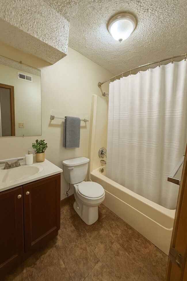 Building Photo - 808 N Main St