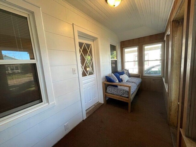 Foto del edificio - 212 E Washington St