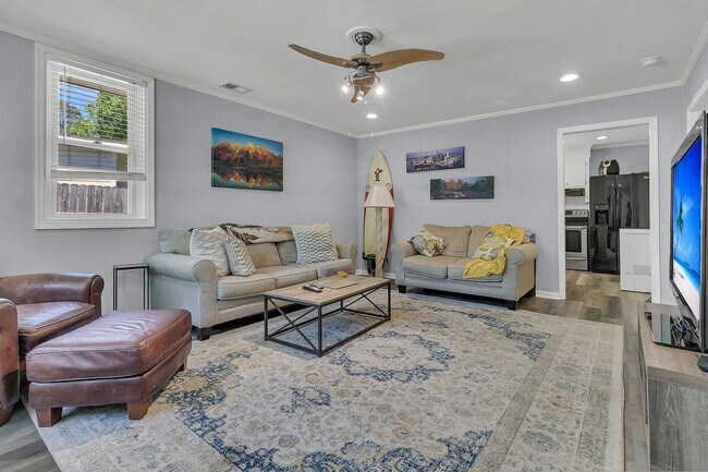 Building Photo - Charming West Ashley Bungalow