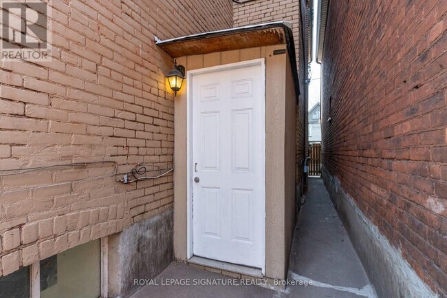 Photo du bâtiment - 212 Wellington St N