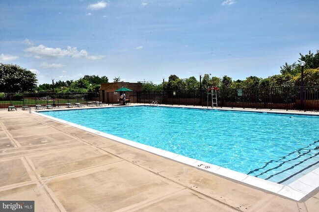 Foto del edificio - 3713 S George Mason Dr