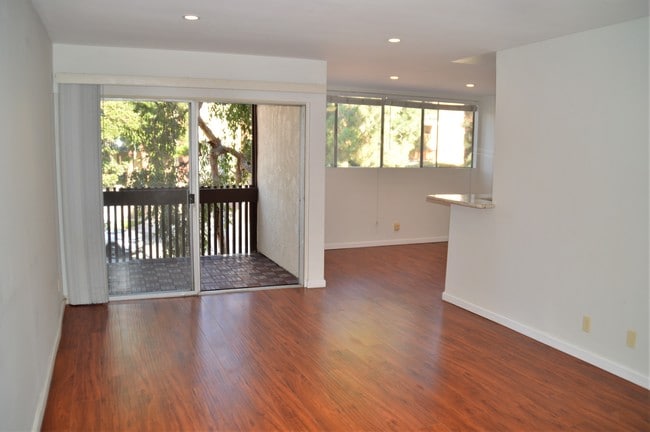 Foto del edificio - 6050 Canterbury Dr