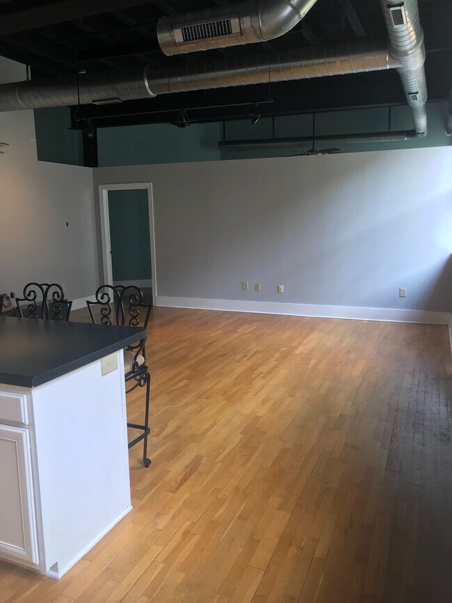 Building Photo - 1 W FIFTH ST UNIT 205