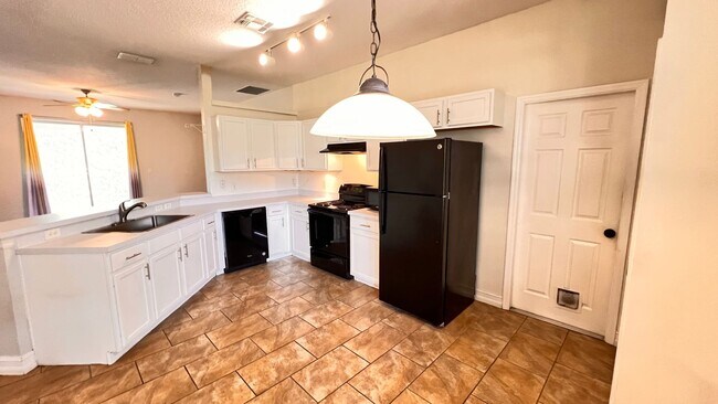 Foto del edificio - Charming 3 Bedroom and 2 Bath Home in Apop...