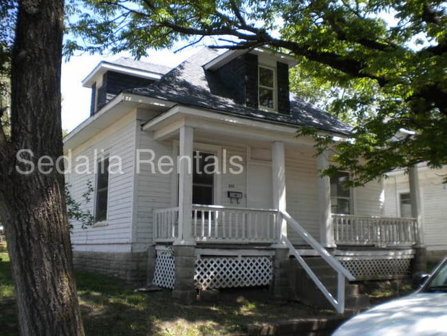 Building Photo - 3 bed, 1 bath for only $595