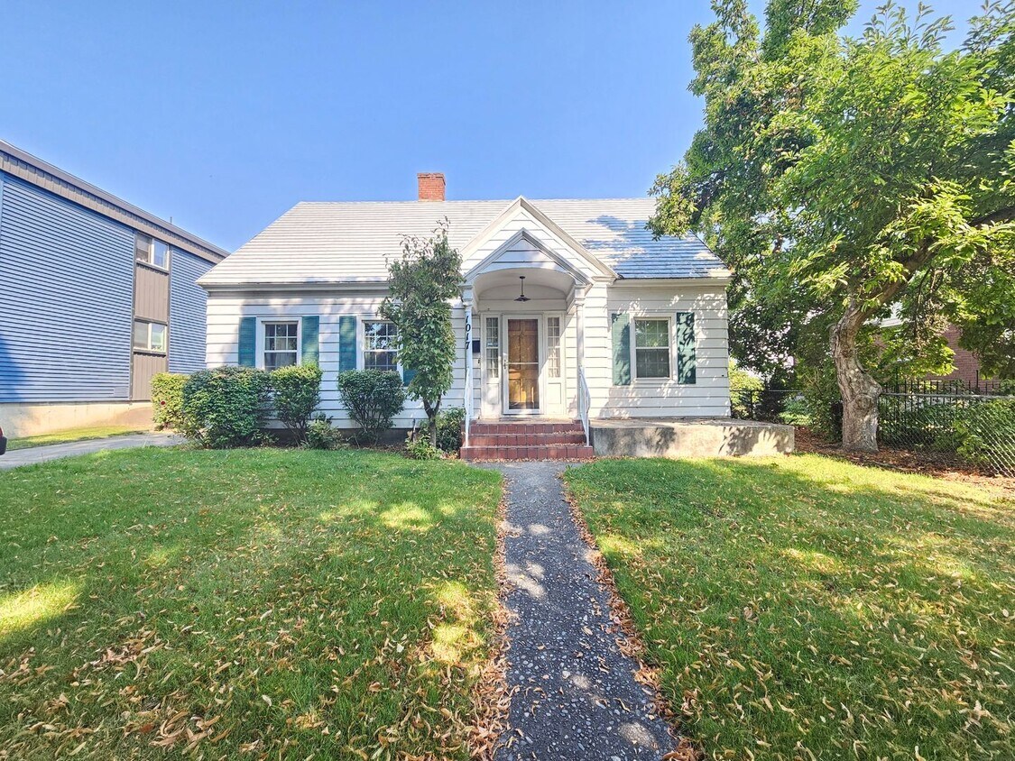 Foto principal - $2,100 - 3 Bed / 2 Bath Charming Home by G...