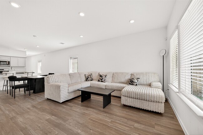Foto del edificio - 5442 Pinetree Cres Ln