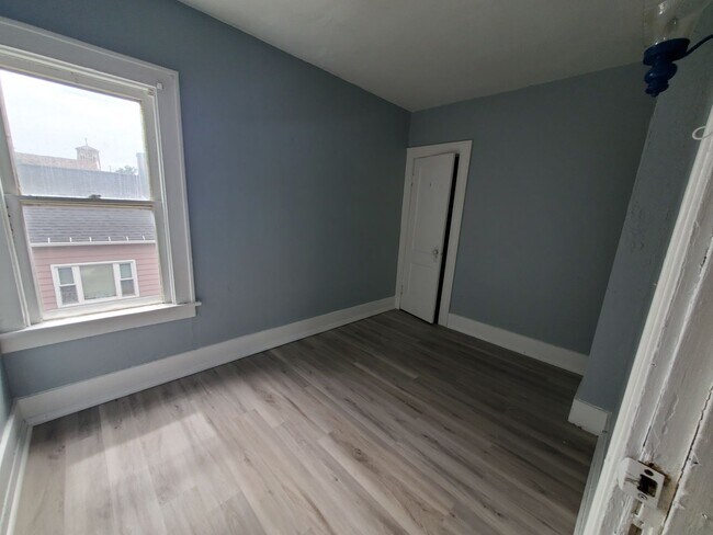 Foto del edificio - Upper 2 bedroom unit with all utilities in...