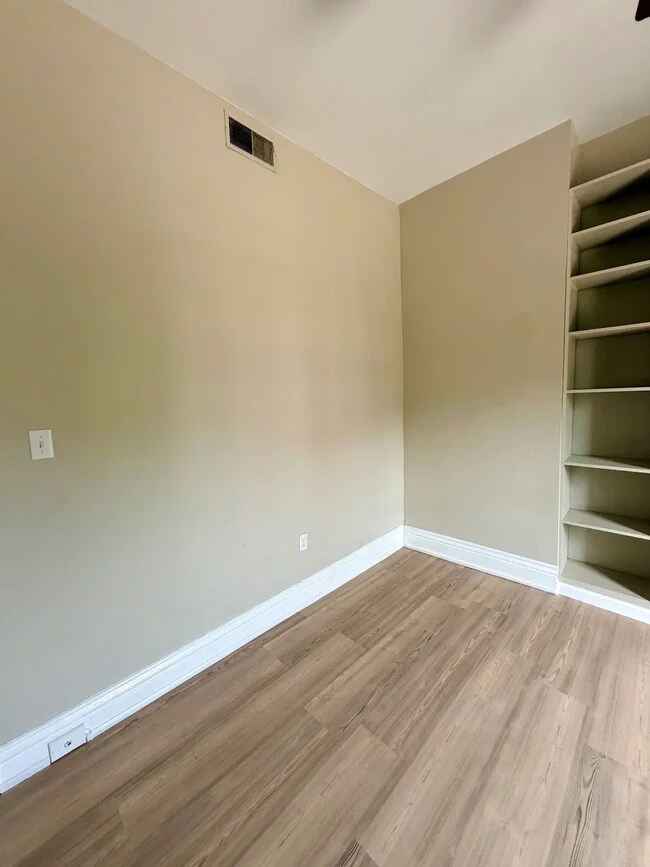Foto del edificio - 1437 Hepburn Ave