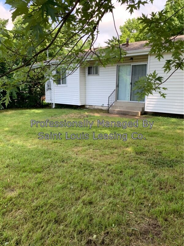 Building Photo - 1140 Soria St
