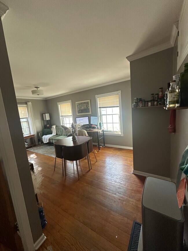 Área de estar - 310 W Lakeside St