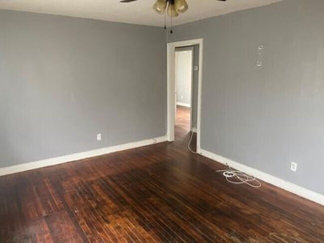 Foto del edificio - 2 bed house on Rva Northside!  Central hvac, hardwoods,all electric, lots of parking, laundry,