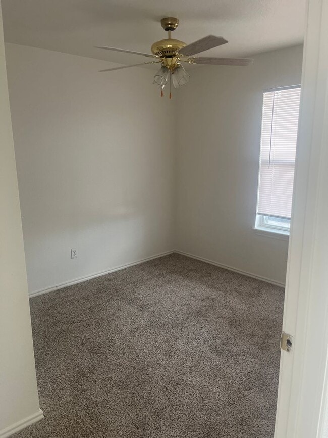 Building Photo - 3114 Oak Ln